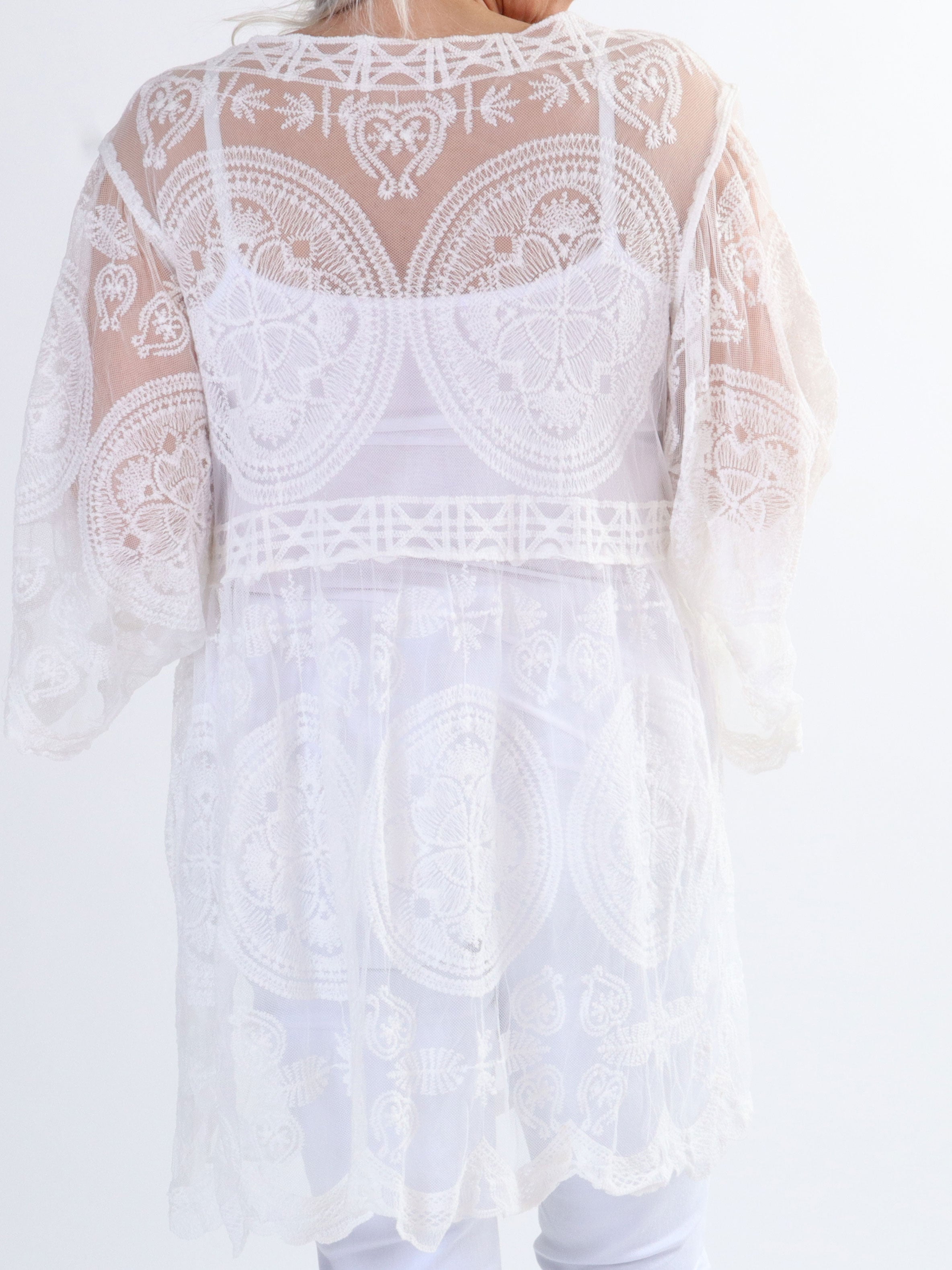 Tessa - Söt plus size semi-transparent spetstunika